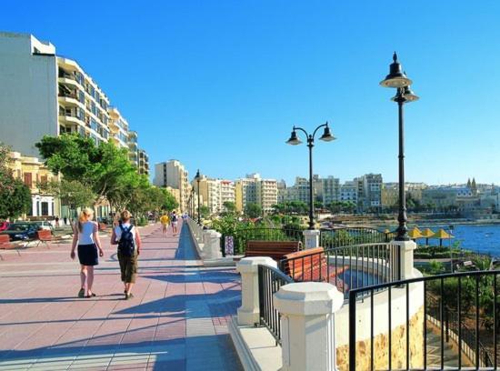 Modern 1Br Maisonette Steps From The Promenade Sliema Bagian luar foto